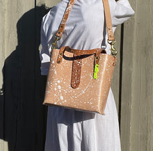 Load image into Gallery viewer, Natural Veg Tan Leather With White Splatter Open Top Crossbody Tote
