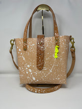 Load image into Gallery viewer, Natural Veg Tan Leather With White Splatter Open Top Crossbody Tote
